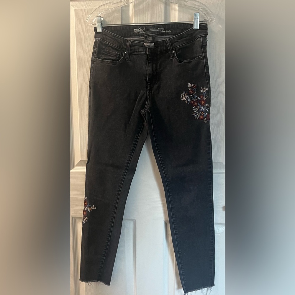 Mossimo black floral embroidered jeans size 6/28